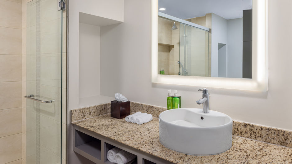 Holiday Inn Express San Jose Forum Suite