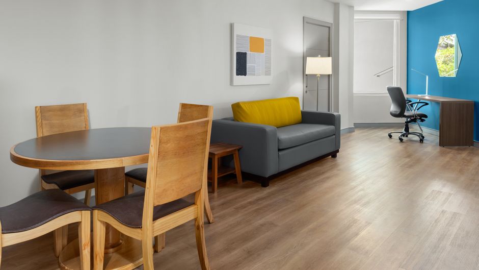 Holiday Inn Express San Jose Forum Suite