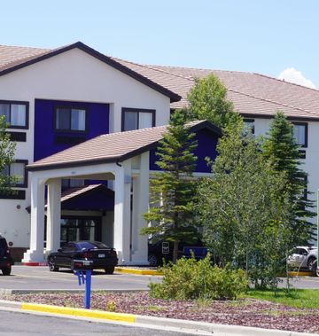 Holiday Inn Express Hotel & Suites