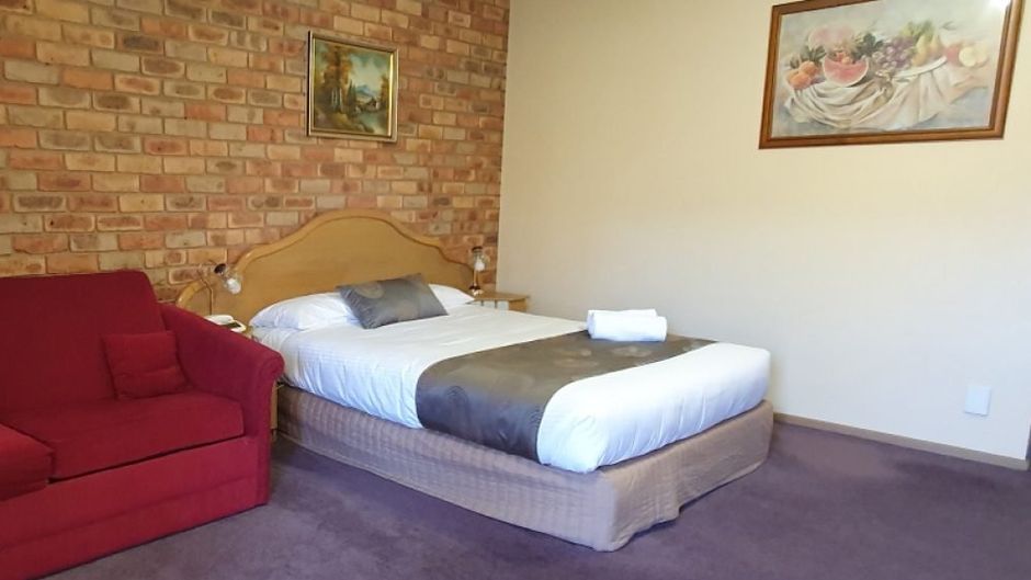 Pines Country Club Motor Inn Room