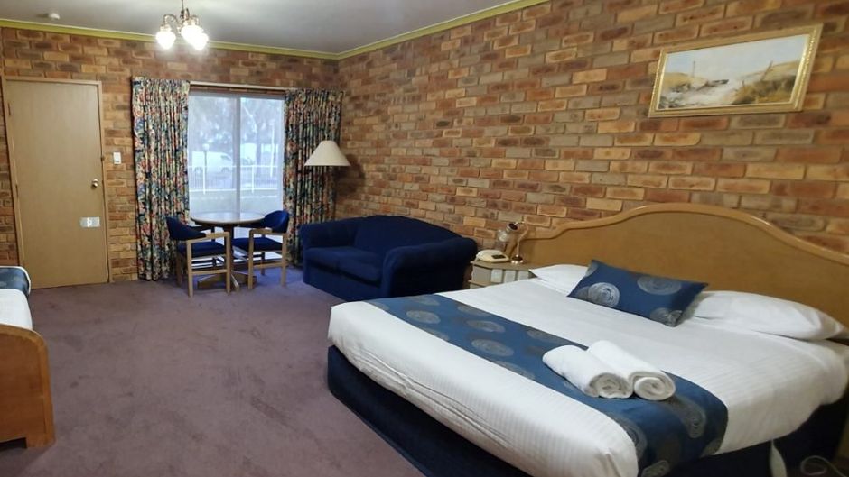 Pines Country Club Motor Inn Room
