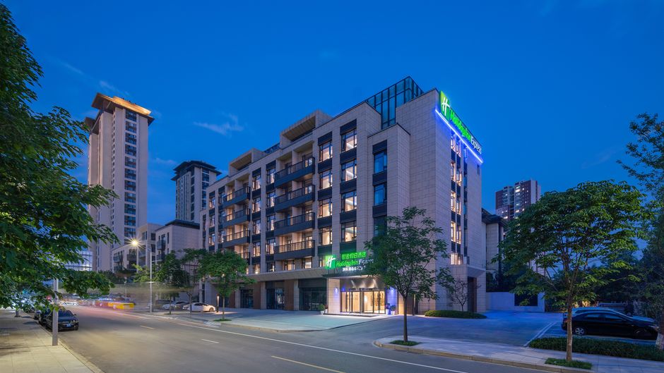 Holiday Inn Express North Station Exterior