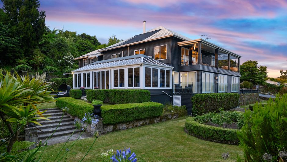 Black Swan Lakeside Boutique Hotel Exterior