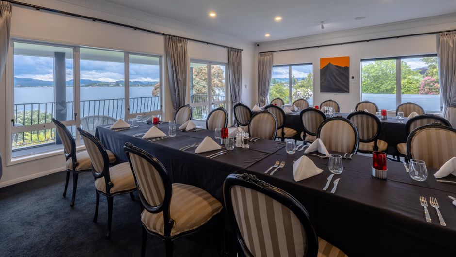 Black Swan Lakeside Boutique Hotel Restaurant