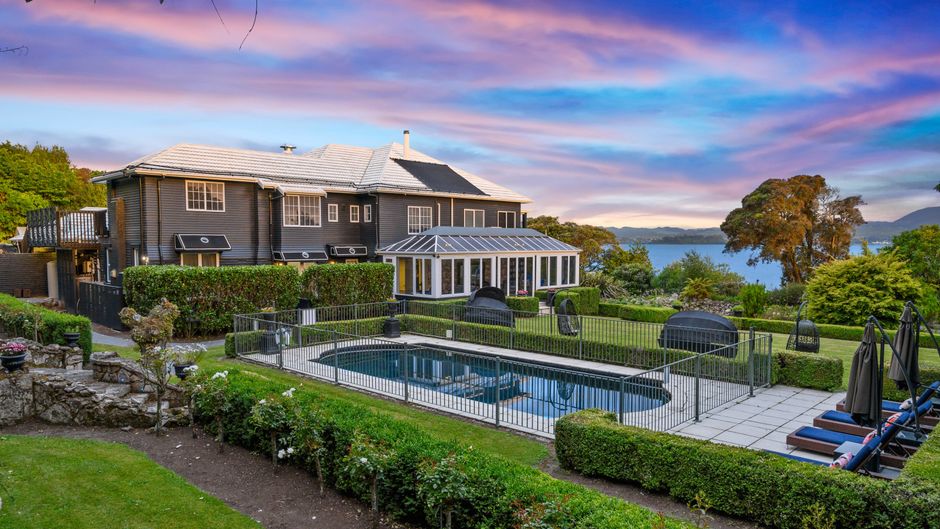 Black Swan Lakeside Boutique Hotel Exterior