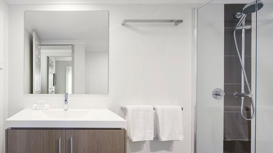 Pinnacle Apartments Room