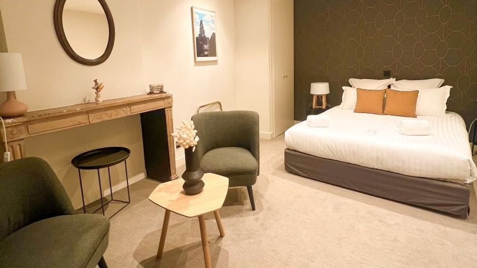 Le Phenix Hotel Room