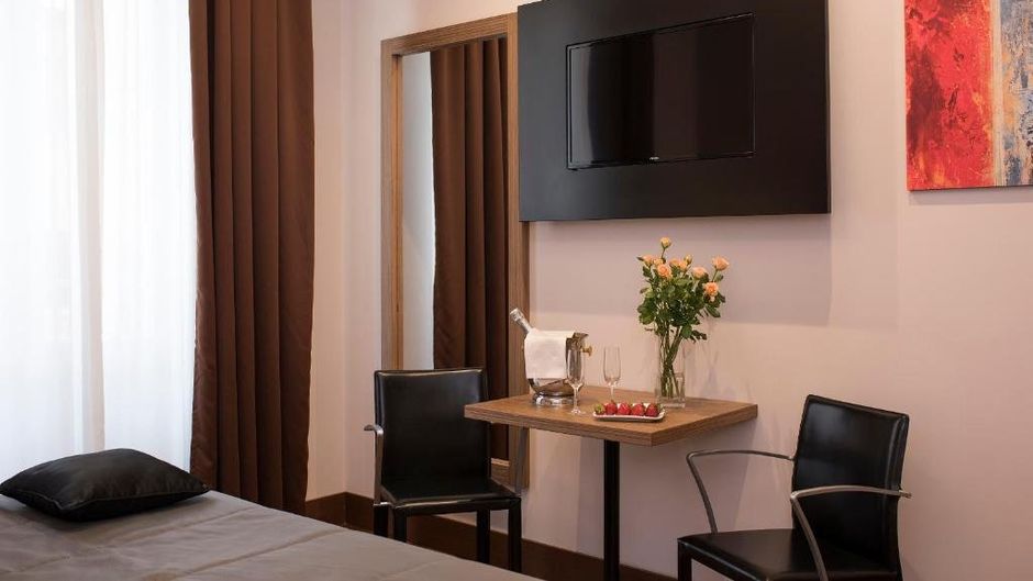 Rome Art Hotel Room