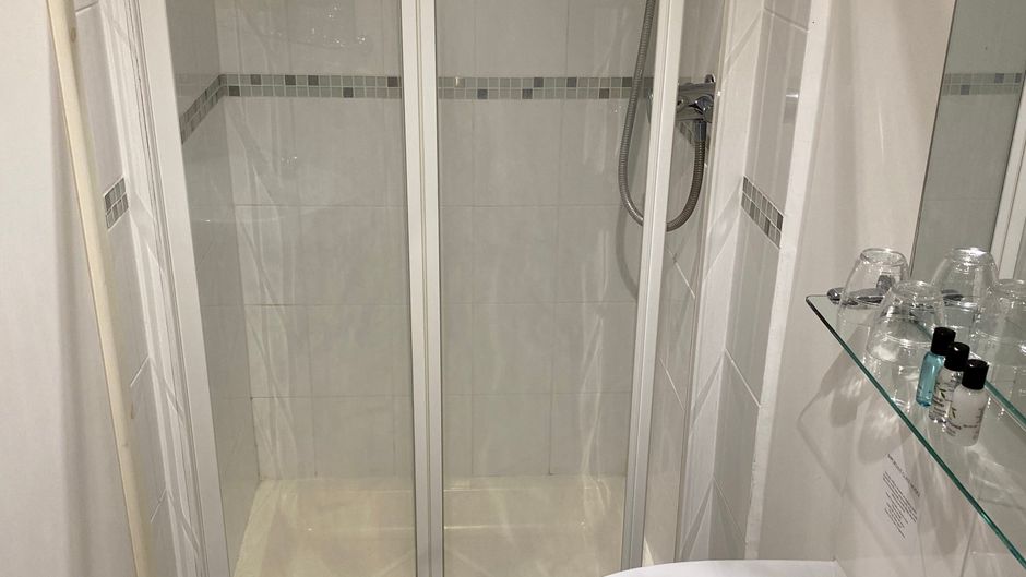 New Inn Hotel Room