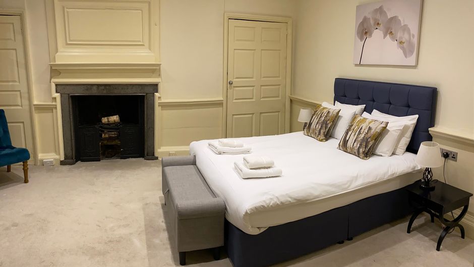 New Inn Hotel Room