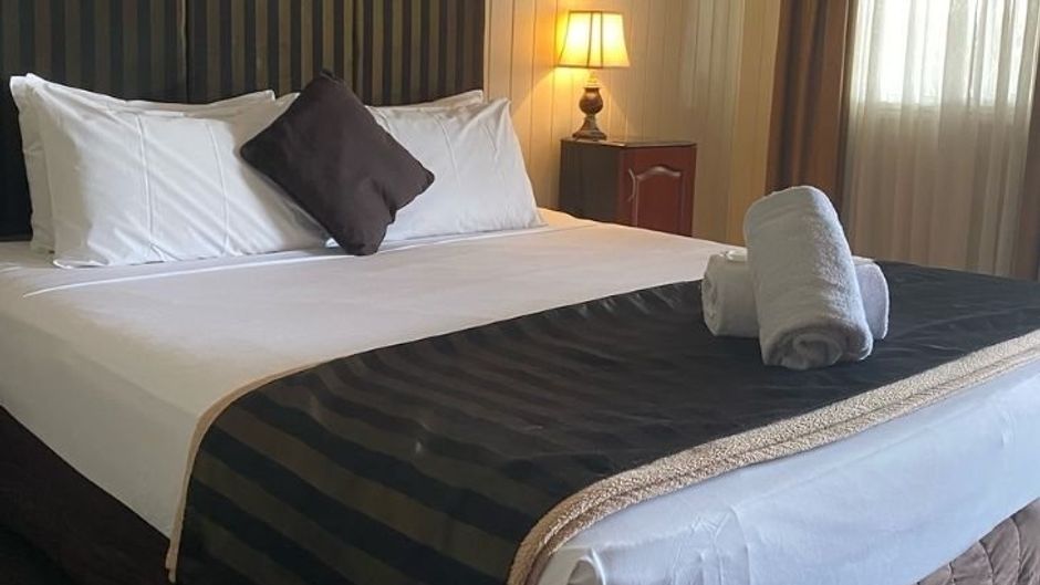 Country Plaza Motor Inn Room
