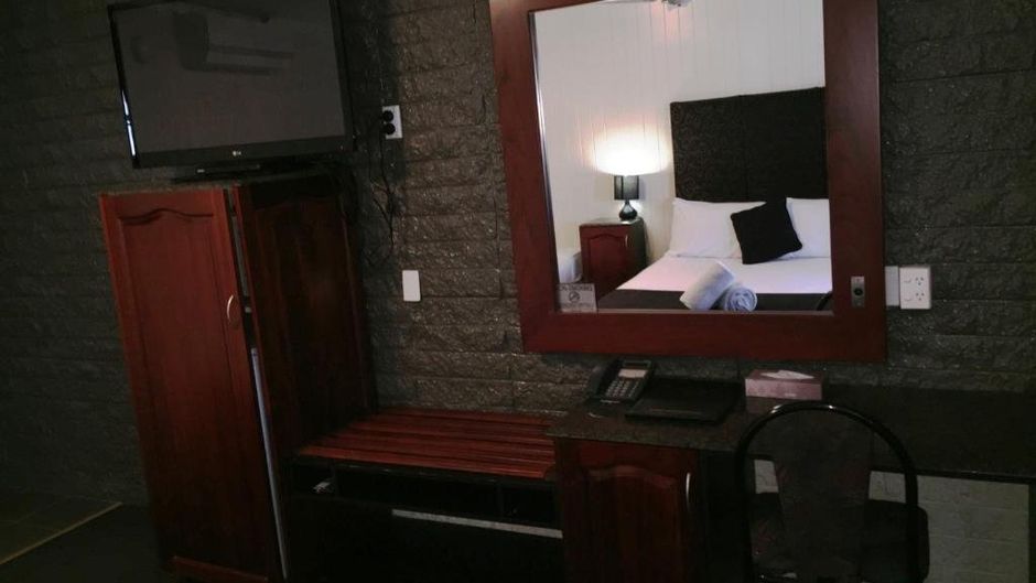 Country Plaza Motor Inn Room