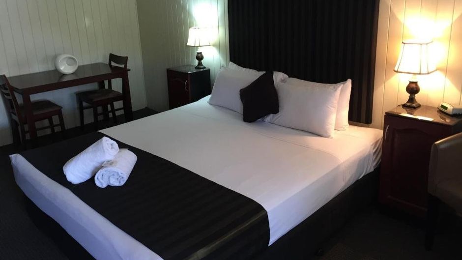 Country Plaza Motor Inn Room