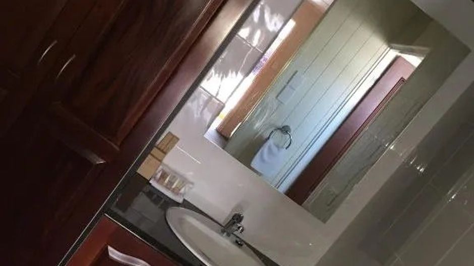 Country Plaza Motor Inn Room