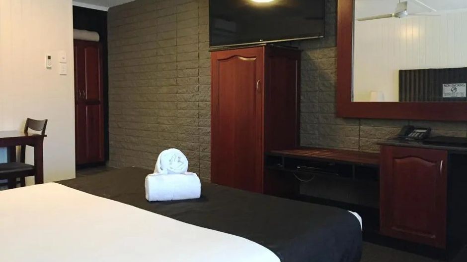 Country Plaza Motor Inn Room