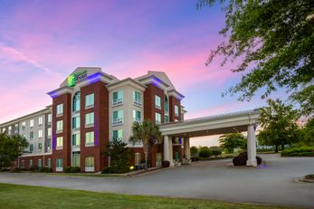 Holiday Inn Express Hotel & Suites