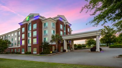 Holiday Inn Express Hotel & Suites