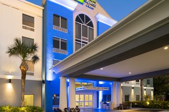 Holiday Inn Express Hotel & Suites