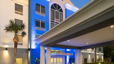 Holiday Inn Express Hotel & Suites