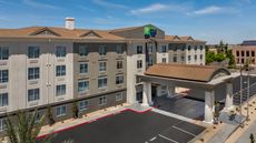 Holiday Inn Express Hotel & Suites