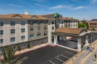Holiday Inn Express Hotel & Suites