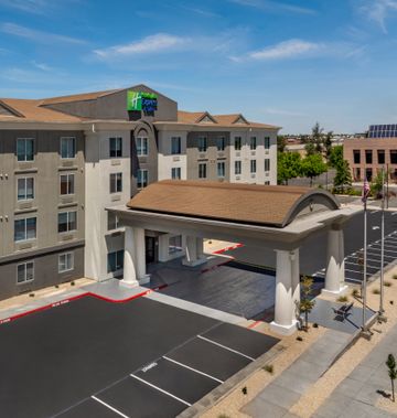 Holiday Inn Express Hotel & Suites