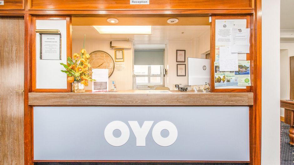 OYO Stade Court Hotel Lobby