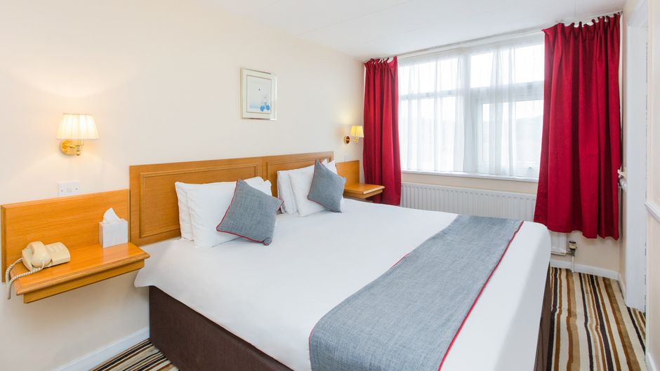 OYO Stade Court Hotel Room