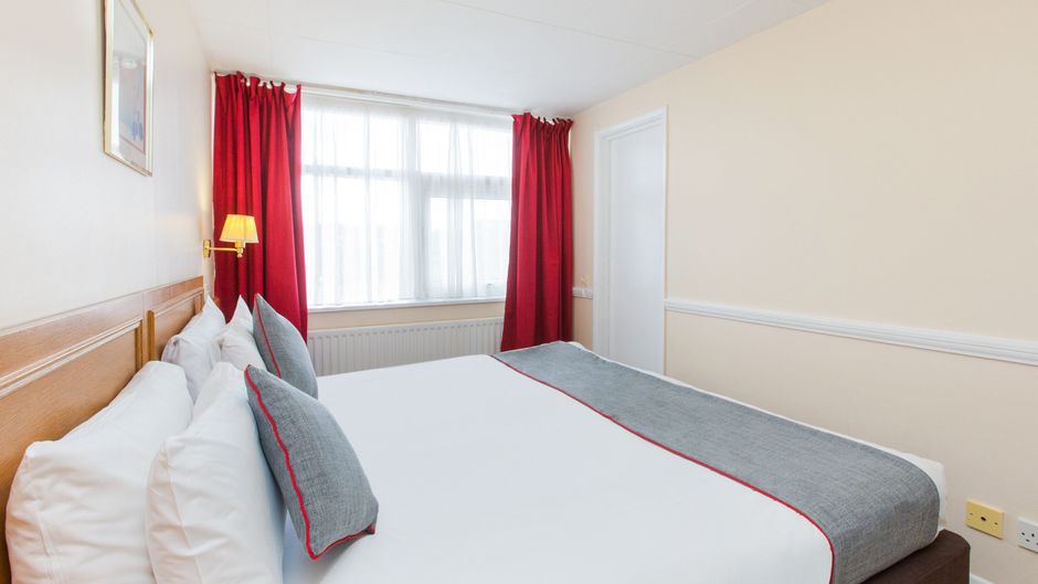 OYO Stade Court Hotel Room