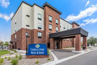 Cobblestone Hotel & Suites