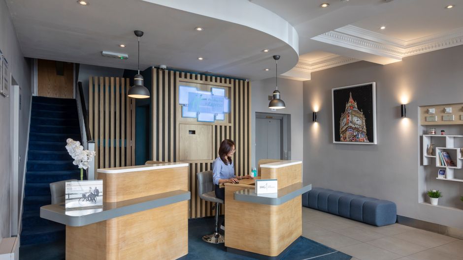 Holiday Inn Express London-Victoria Exterior