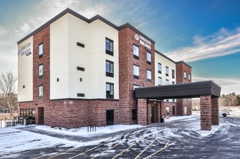 Cobblestone Hotel & Suites