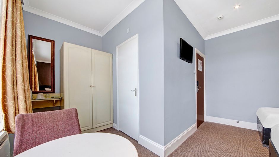 Bostons Manor Hotel Room