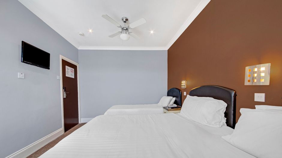 Bostons Manor Hotel Room