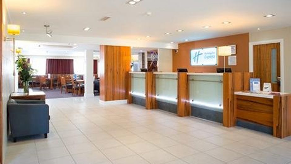 Holiday Inn Express Gatwick Lobby