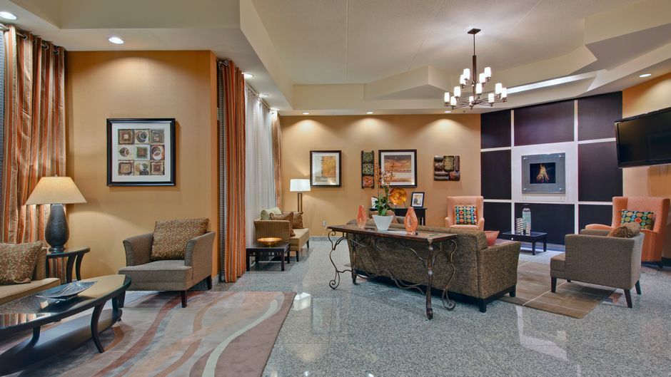 Holiday Inn and Suites Windsor Lobby