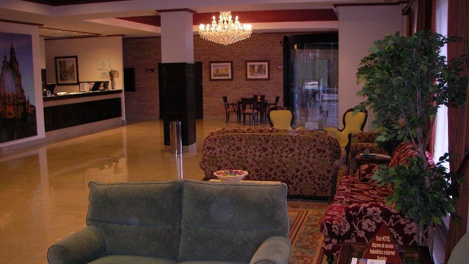 Hotel Santiago Leon Lobby