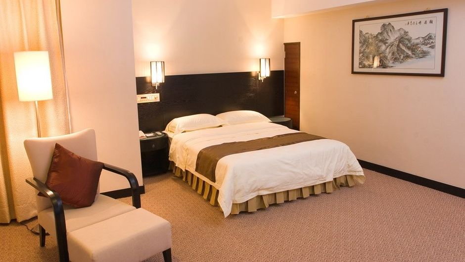 Skyline Plaza Hotel Room