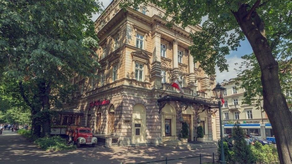 Royal Hotel Exterior