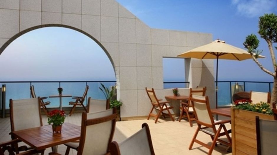 Raouche Arjaan by Rotana Pool