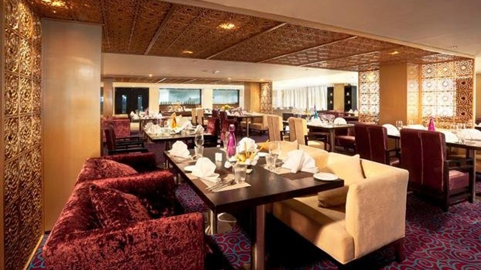 Davanam Sarovar Portico Suites Restaurant