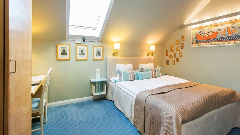 Lady Hamilton Hotel Room