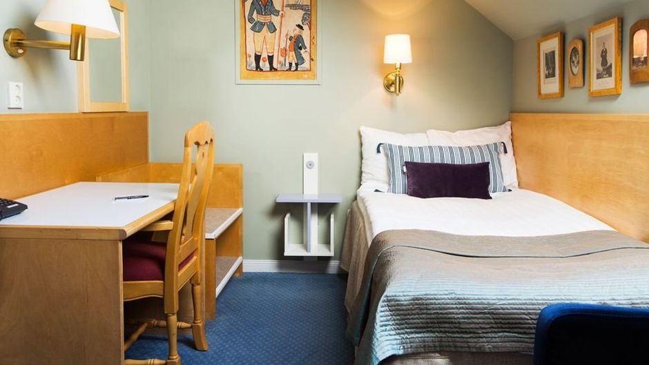 Lady Hamilton Hotel Room