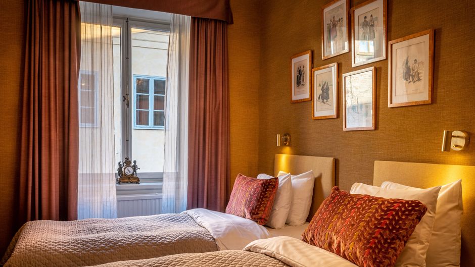 Lady Hamilton Hotel Room