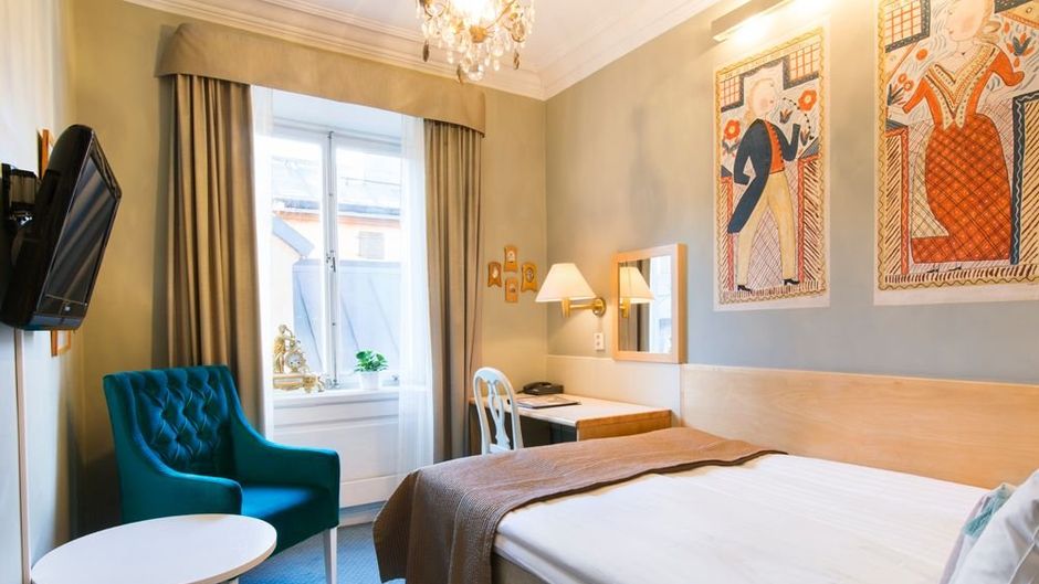 Lady Hamilton Hotel Room