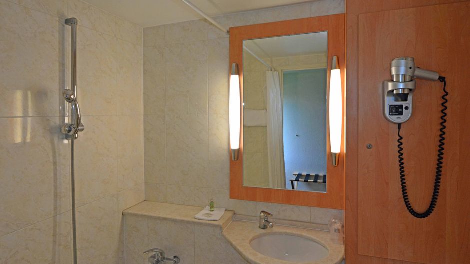 Logis Hotel des Lacs Room