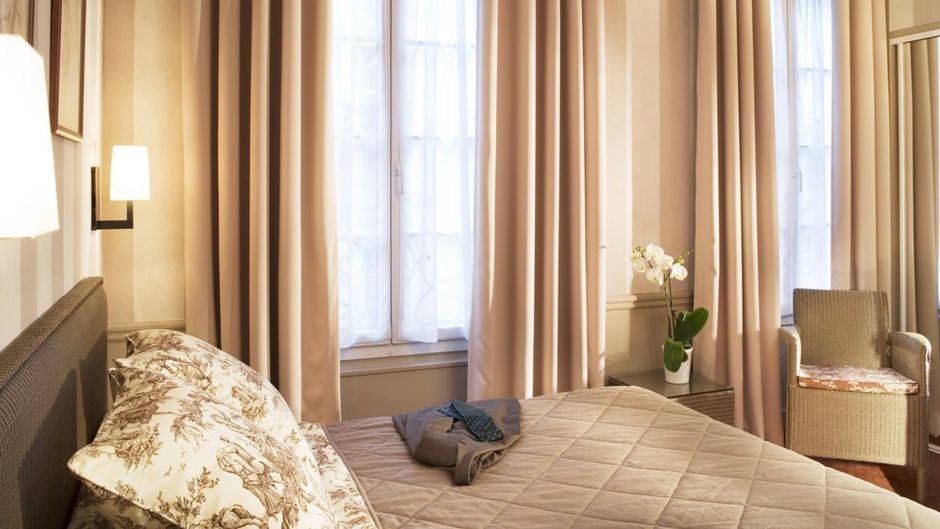 Des Deux Iles Hotel Room