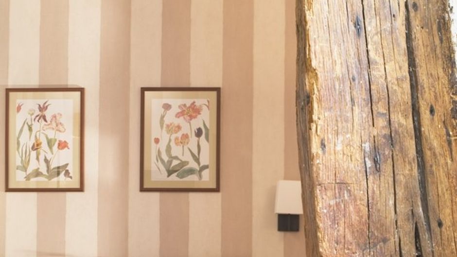 Des Deux Iles Hotel Room