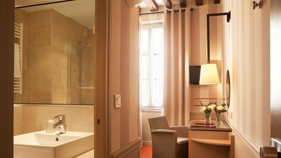 Des Deux Iles Hotel Room