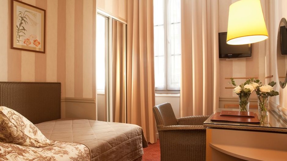 Des Deux Iles Hotel Room